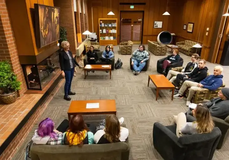 20211122-JLH-Christ-College-Class-051-768x512